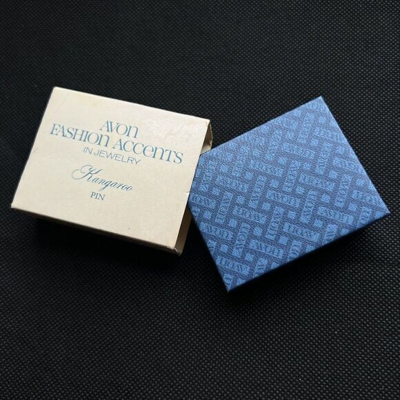 1975 VINTAGE AVON FASHION ACCENTS IN JEWELRY Kangaroo Gold-tone Pin 2.0 in - Picture 12 of 13